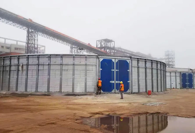 钢板仓仓顶配备的电动防雨蓬将自动打开，形成相对封闭的环境，起到防雨防风的作用。